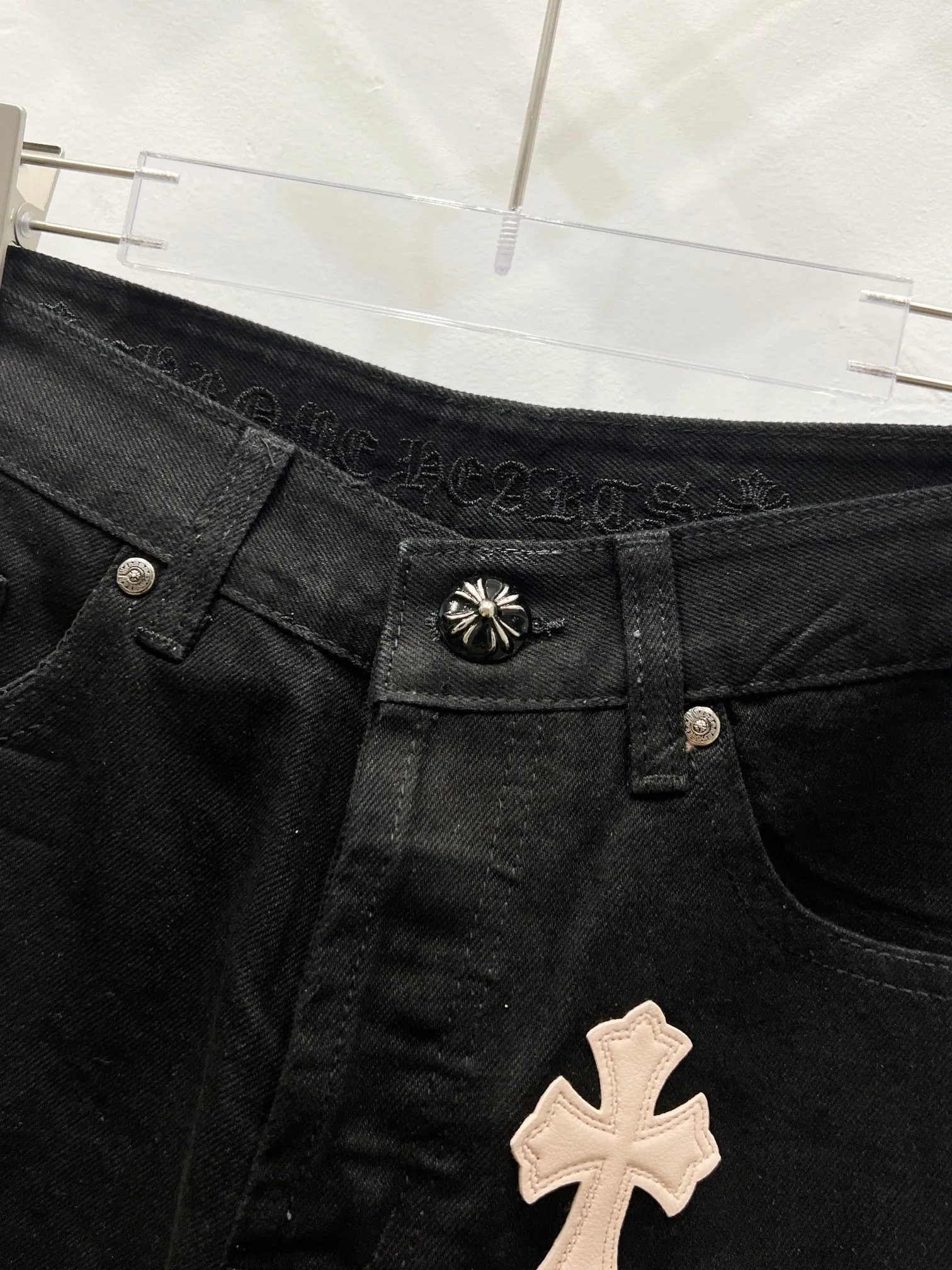 P260 Style No.: (c033) ChromeHearts & ChromeHearts Black Basket Casual Pants Jeans Original hardware accessories washed and other elevators, QR code analysis is from the original factory, high degree of restoration, you are welcome to compare the products~ Three-dimensional version Loose and comfortable, not picky about the figure Make you taller and slimmer Factory Seiko Original quality control Same style for men and women Can be matched with couples Versatile recommendation Necessary jeans for all seasons Hipsters have been disappointed From the quality selection of fabrics, the tailoring of details, and the matching of patterns, everything is impeccable! The upper body is so handsome when worn...it can be easily worn by men, women and children! The craftsmanship is made of heavy-duty washed pure cotton denim fabric. After washing, it is soft and thick. It is very stylish when worn on the body. Size: 28, 30, 32, 34, 36 (S-XXL) Color: Navy Blue